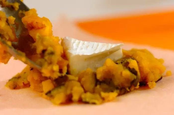 カボチャとチーズの春巻きの作り方1