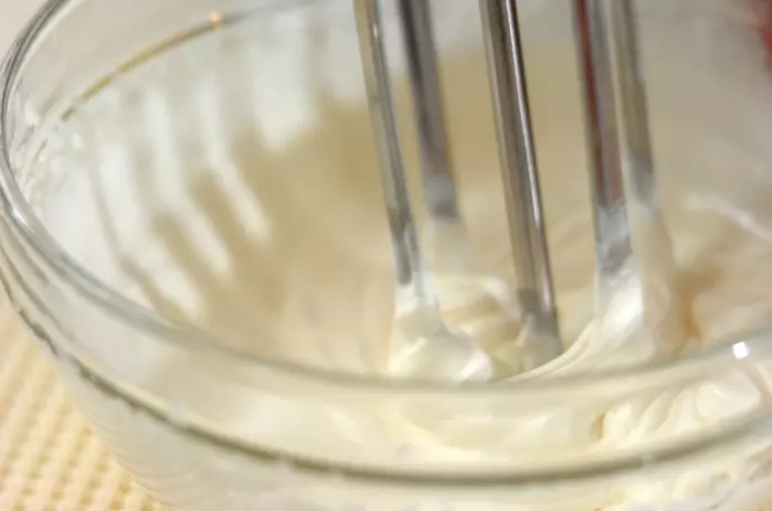 生クリームをたっぷり使用 プリンとイチゴソース by保田 美幸さんの下準備1