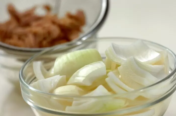 玉ネギとツナの揚げ物の下準備1