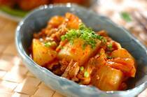 2025年12月28日(日)の献立は「豚肉と大根のキムチ煮」の献立。豚バラ肉の旨味と柔らかい大根がおいしいキムチ煮に、サクサクに揚がった玉ネギを添えて。