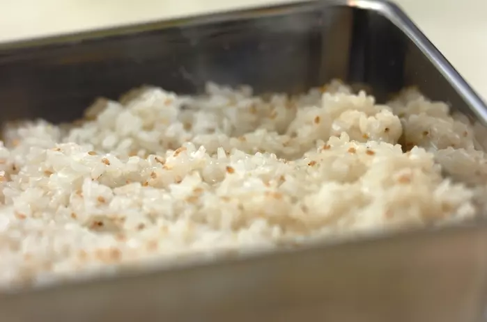 サーモンとアボカドの巻き寿司の下準備2