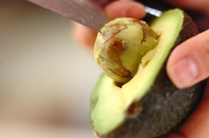 サーモンとアボカドの巻き寿司の下準備1