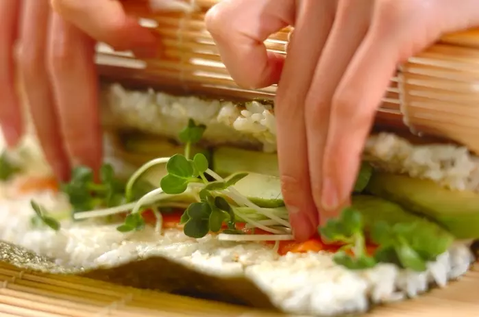 サーモンとアボカドの巻き寿司の作り方3