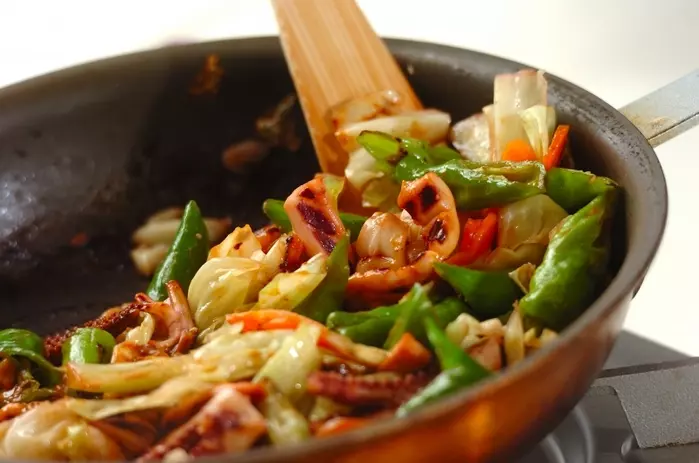 イカとキャベツのワタ炒めの作り方2