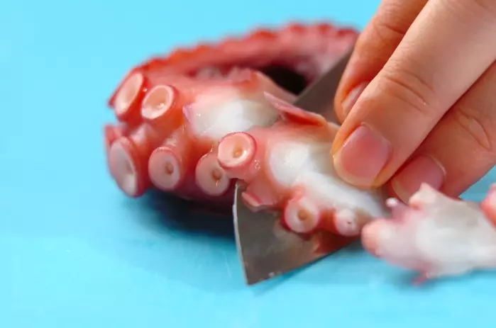 タコとワカメの中華風甘酢和えの下準備1