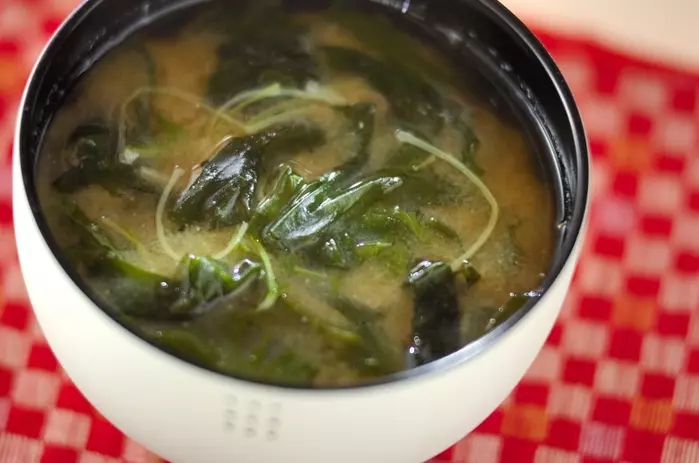 水菜とワカメのみそ汁