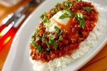 2026年1月11日(日)の献立は「スパイシーミートライス」の献立。スパイスを使った料理で、カラダを内側から温かく。食欲が増すエスニック献立です。