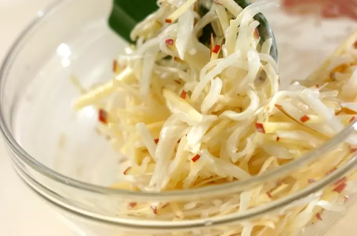カブとリンゴのコールスローサラダの作り方2