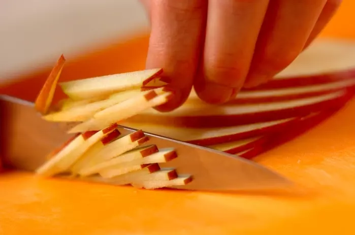 カブとリンゴのコールスローサラダの下準備1