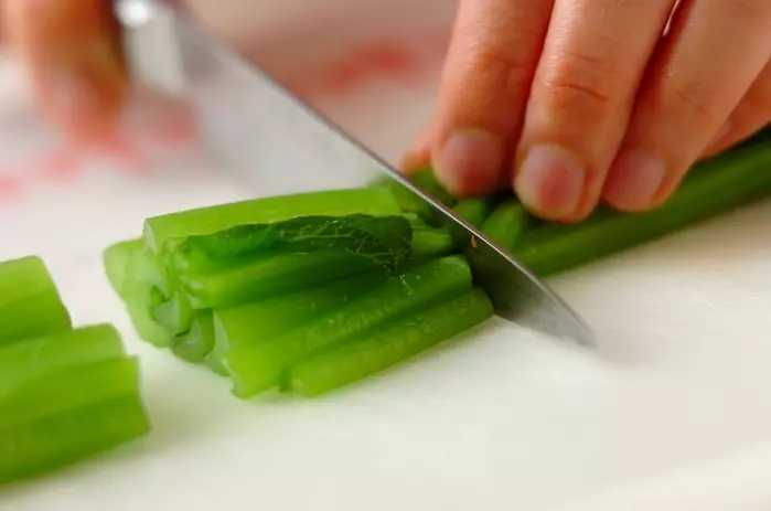 小松菜とニンジンのゴマ和えの下準備2