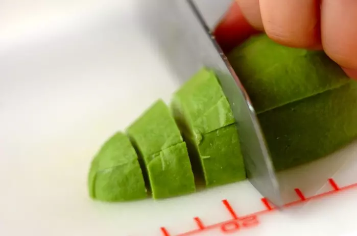 カツオとアボカドのユッケの下準備1