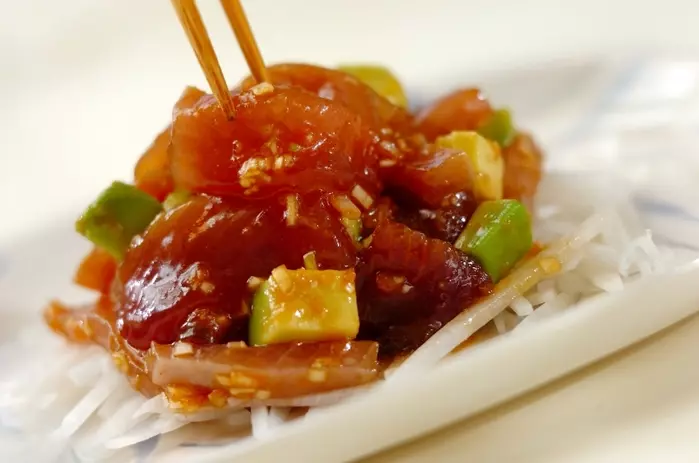 カツオとアボカドのユッケの作り方2