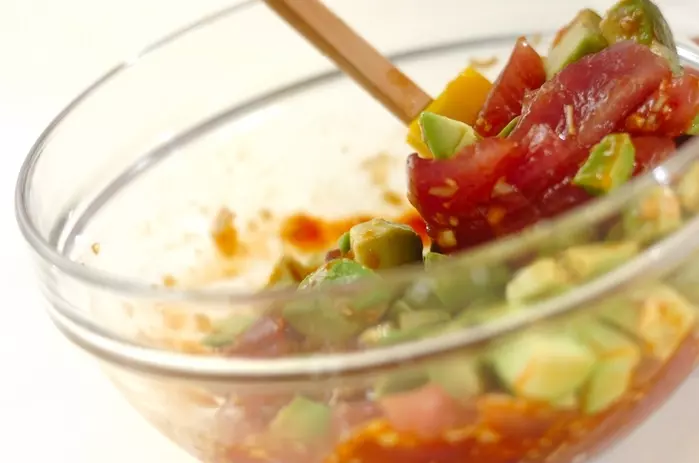 カツオとアボカドのユッケの作り方1