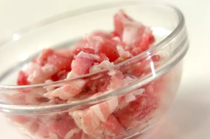 豚肉とブロッコリーのクミン風味グラタンの下準備1