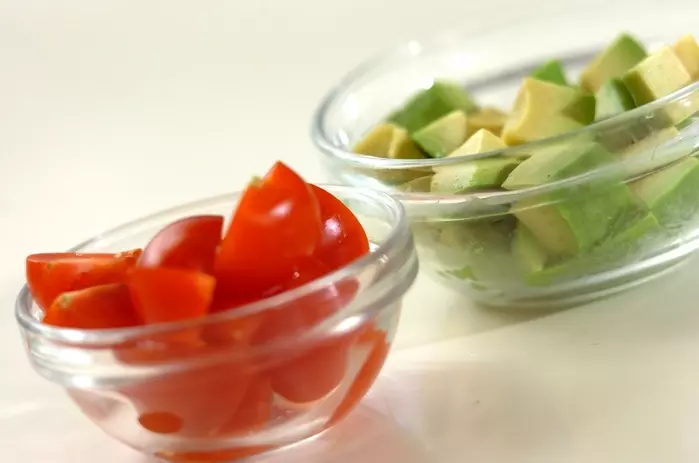 アボカドとヒジキのマリネの下準備1