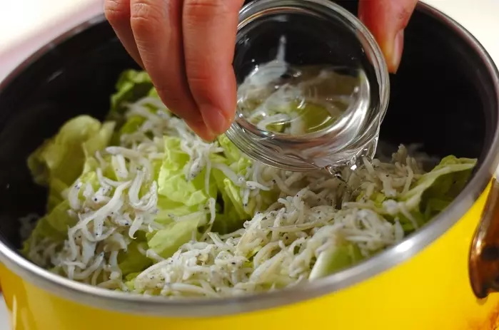 白菜とシラスの蒸し煮の作り方1