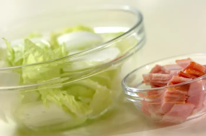 白菜とベーコンの昆布だしスープの下準備1