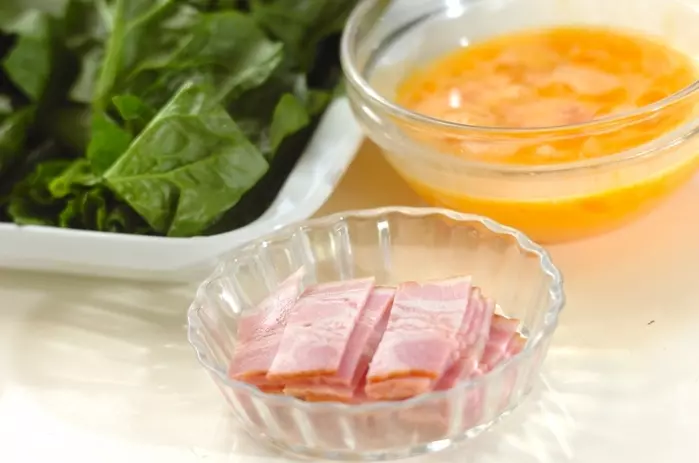 ベーコンとホウレン草の炒めものの下準備1