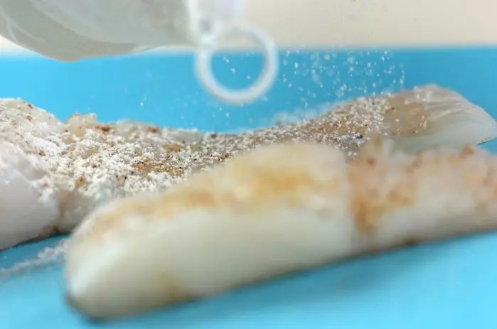 旬のたらをあっさり美味しく!バターポン酢焼きの下準備1