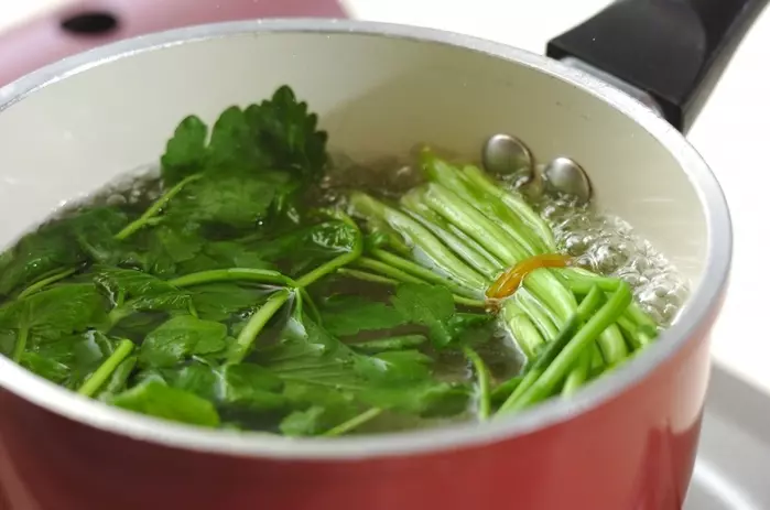 セリのゴマ和えの下準備1