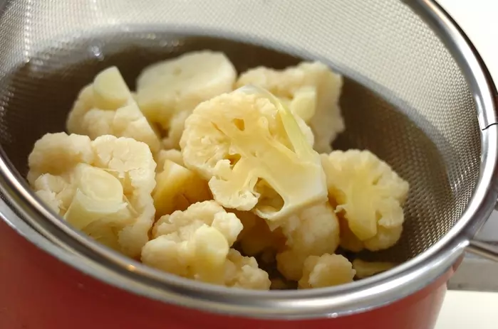 プロが教える 時短レシピ カリフラワーのチーズ焼きの下準備1