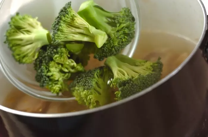 鶏とブロッコリーのスープの作り方2