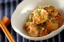 2026年2月5日(木)の献立は「里芋のそぼろあん」の献立。肉そぼろで里芋を和えたボリュームのある主菜に、チキンスープとホウレン草のゴマ和えを添えて。