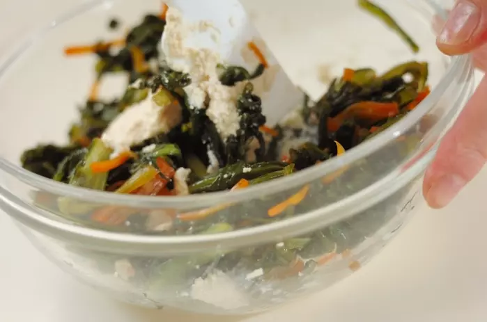 春菊とニンジンの白和えの作り方2