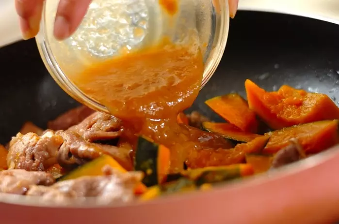 カボチャと豚肉のみそ炒めの作り方2