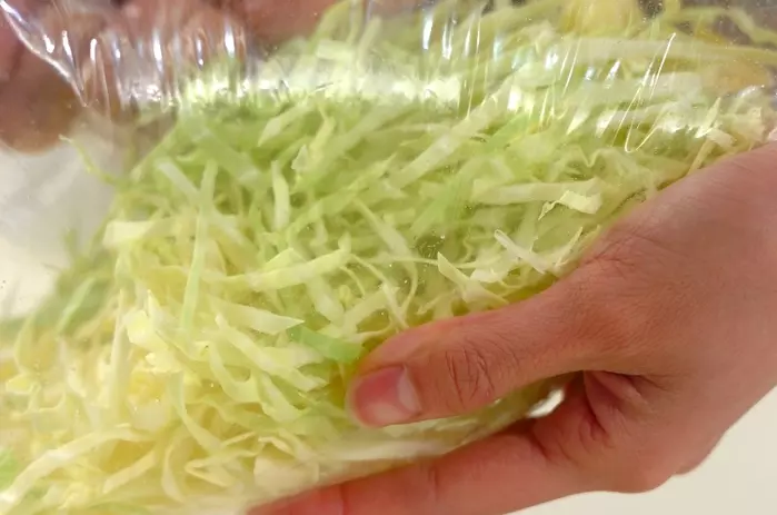 キャベツとリンゴのサラダの下準備1