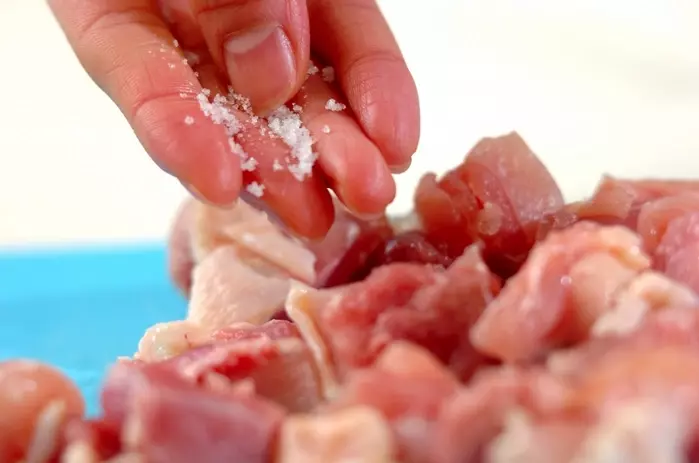 チキントマトクリームパスタの下準備1