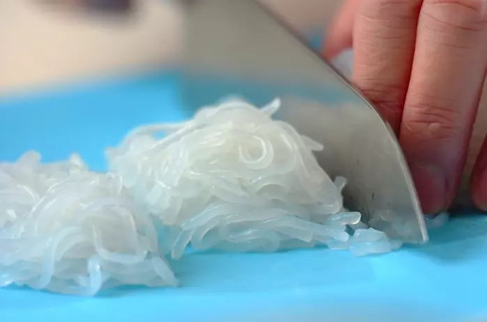 しらたきの鶏そぼろ炒めの下準備1