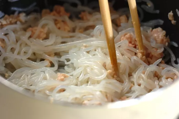 しらたきの鶏そぼろ炒めの作り方2