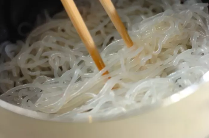 しらたきの鶏そぼろ炒めの作り方1