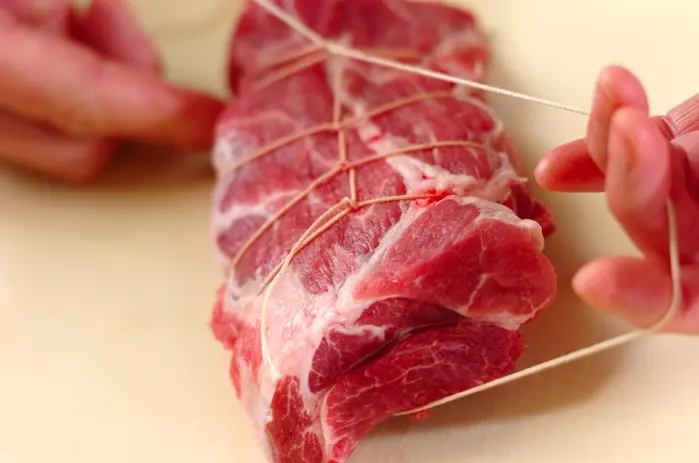 作り置きに!豚肉のやわらか紅茶煮の下準備1