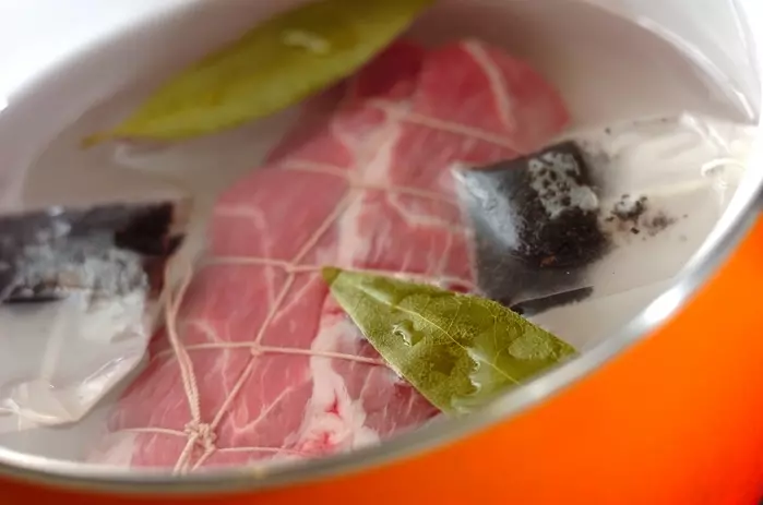 作り置きに!豚肉のやわらか紅茶煮の作り方1