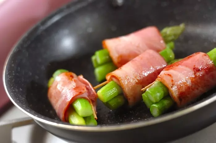 簡単ジューシー!定番アスパラベーコン巻きの作り方3