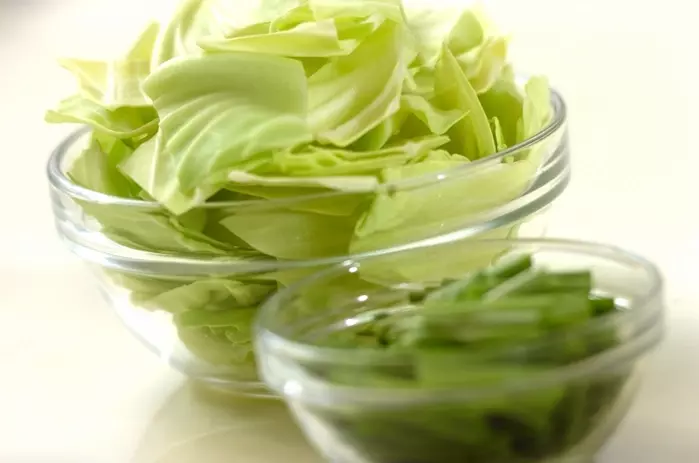 キャベツとニラのスープの下準備1