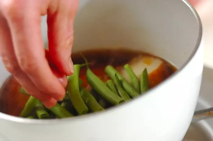 さつま揚げとインゲンの煮物の作り方1