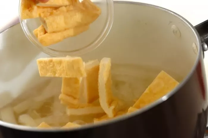 大根と揚げの赤だしみそ汁の作り方1