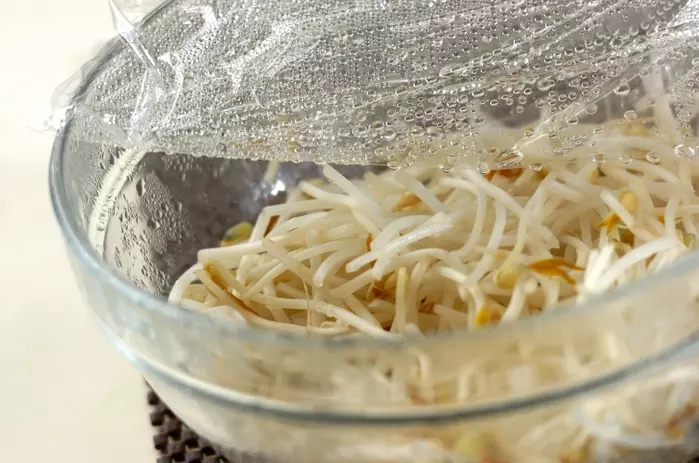 モヤシとベーコンの和え物の作り方1