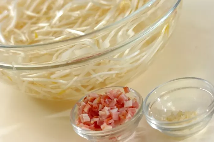 モヤシとベーコンの和え物の下準備1