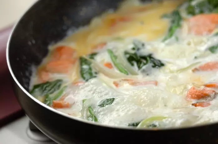 スモークサーモンとホウレン草のスパゲティーの作り方3