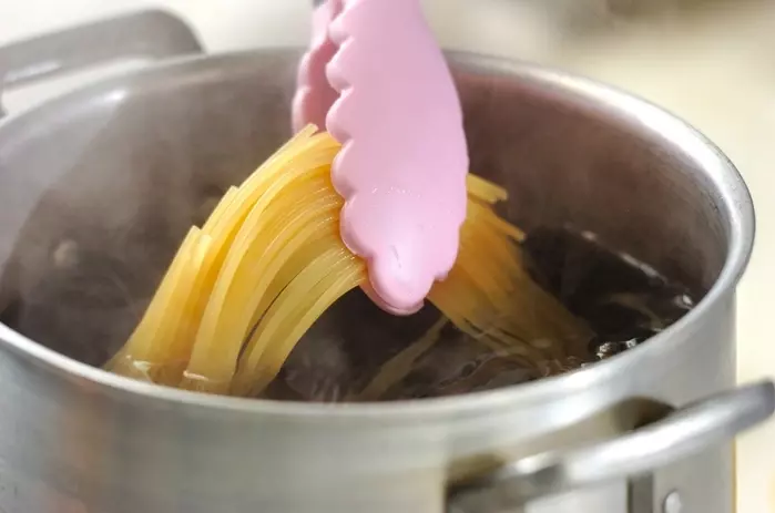 スモークサーモンとホウレン草のスパゲティーの作り方1