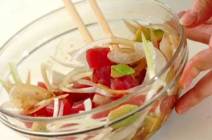 簡単！マグロとアボカドのハワイ風アヒポキ丼の作り方1