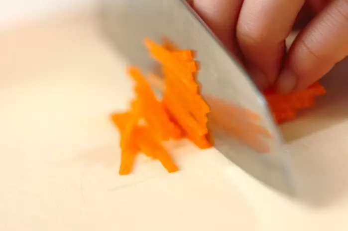 ワカメとニンジンのナムルの下準備1