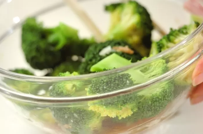 ブロッコリーとナメタケの和え物の作り方1