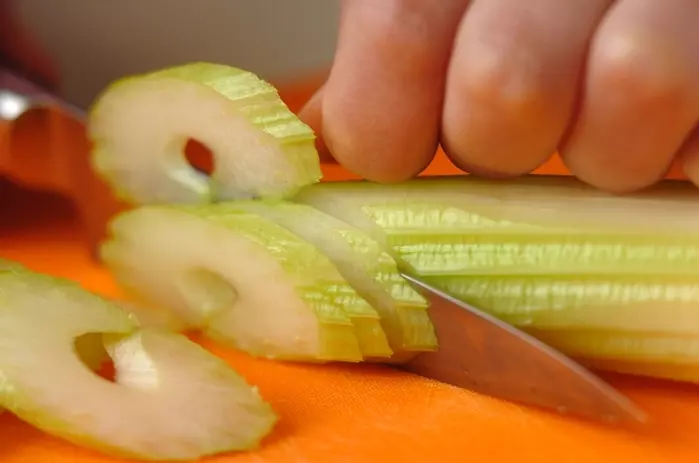 セロリのマリネの下準備1