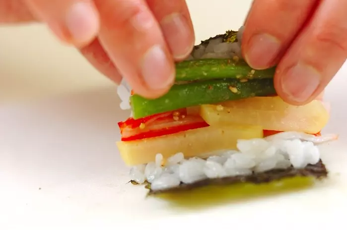 韓国のり巻き(キンパ)の作り方2