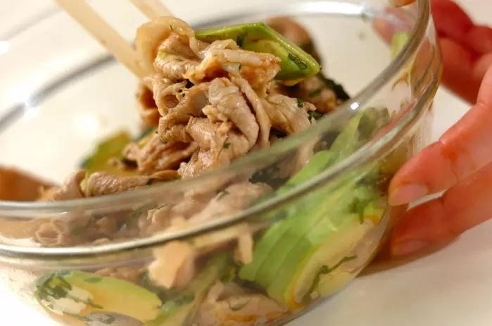 豚しゃぶとアボカドの大葉和えの作り方2